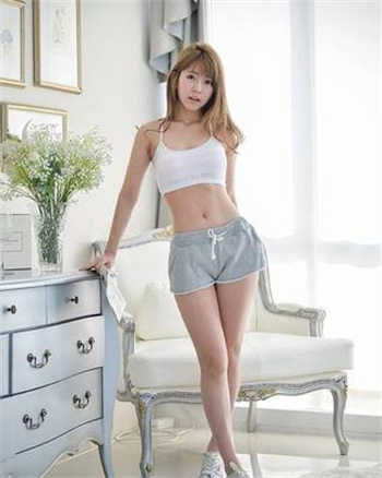 小喜和爸爸在房间里