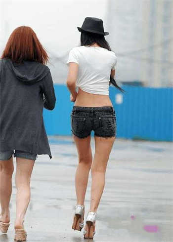 麻豆卡在洗衣机里的室友