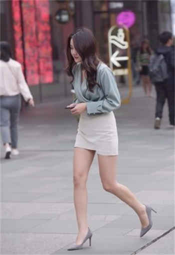 妹子腿趴开黑洞图片