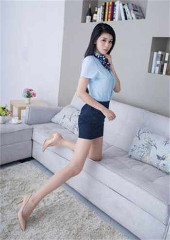 美女带狗项圈下跪