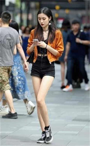 走一步就故意顶一下