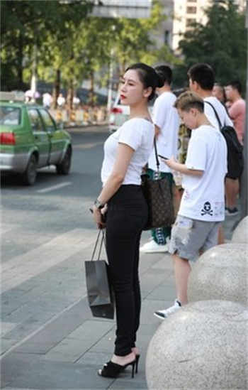 他在她里面含了一夜h